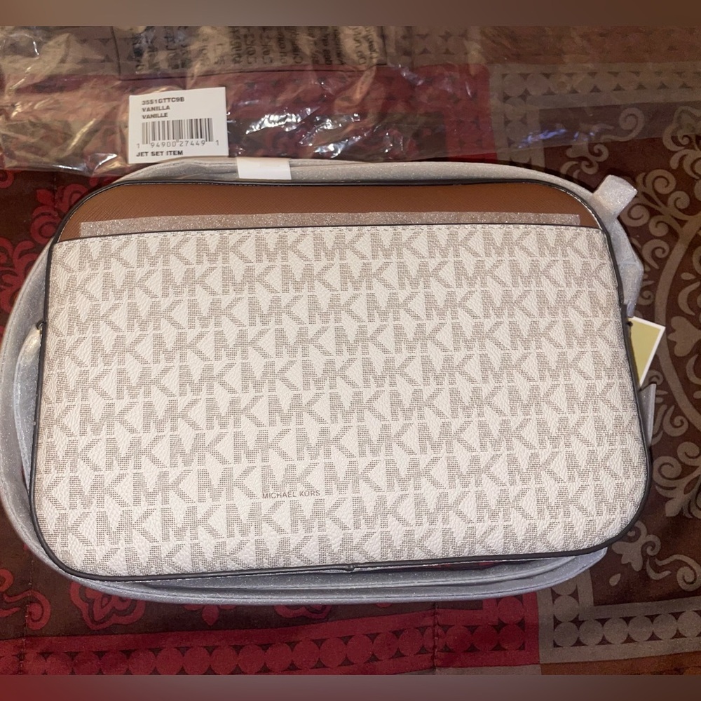 Michael Kors NWT Crossbody in perfect condition HOST PICK‼️🚨OFFERS WELCOME🚨 - Picture 4 of 5